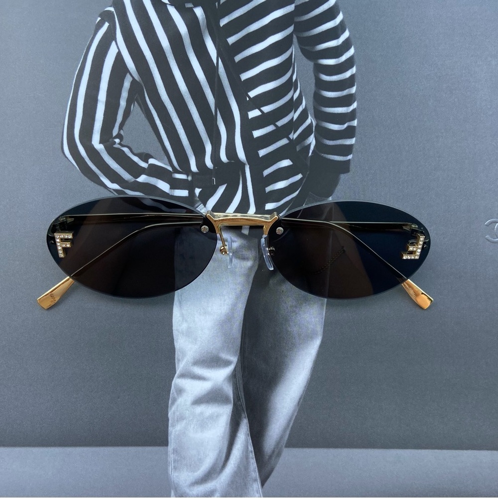 Chic Oval Sunglasses with Gold Accents